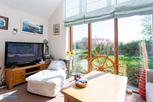 Owls Hoots - Sitting Room- click for photo gallery